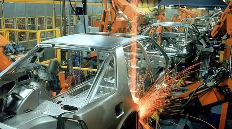 La industria retrocedió en agosto y profundizó su caída anual según un relevamiento de la UIA