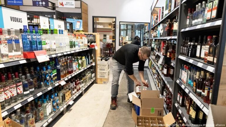 Comienza a regir la prohibición estadounidense a la entrada de mercancías canadienses