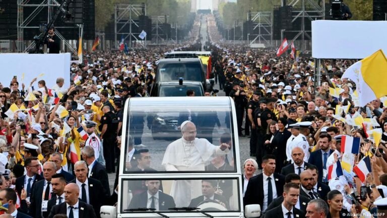 Una masiva misa del papa León XIV en los Campos Elíseos marca el punto central de su visita a Francia