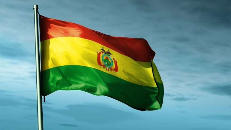Bolivia ratifica la baja de subsidios a los combustibles y proyecta la clausura de diez empresas estatales