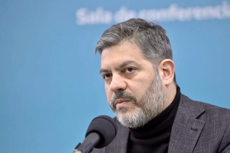 Carlos Bianco calificó de oportunista a Javier Milei por su cambio de postura sobre Malvinas