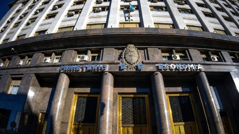 Causa SIRA: la fiscalía exige al Palacio de Hacienda los nombres de los funcionarios que autorizaban divisas