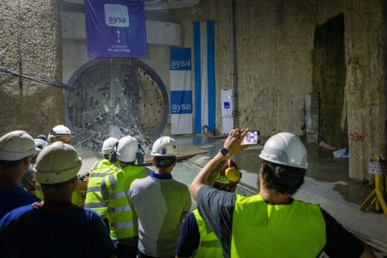 Dos consorcios locales compiten por el control accionario de AySA en el marco de la licitación oficial