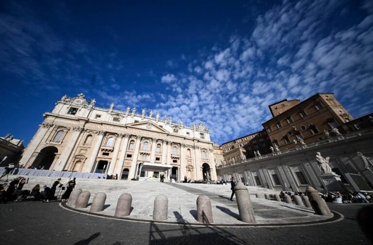 El papa León XIV dejó sin efecto el recorte de sueldos en el Vaticano implementado por Francisco