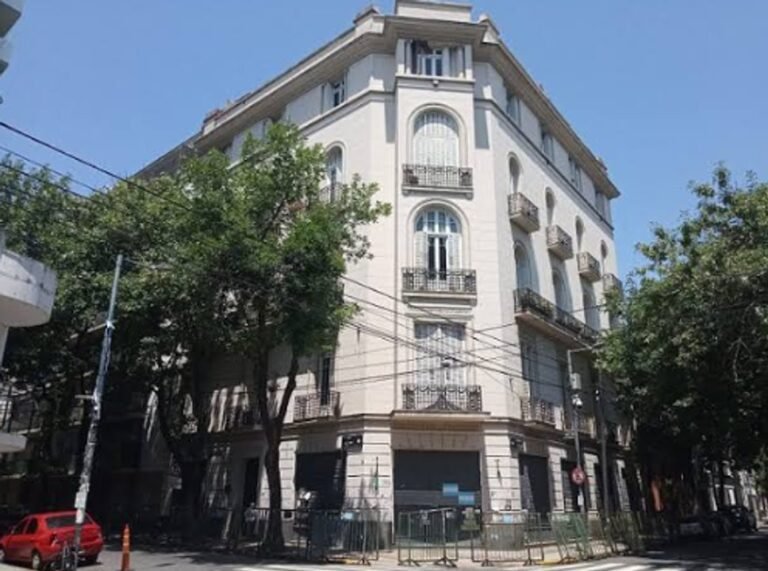 El senador Recalde posee un departamento en el mismo edificio donde Cristina Kirchner cumple arresto domiciliario