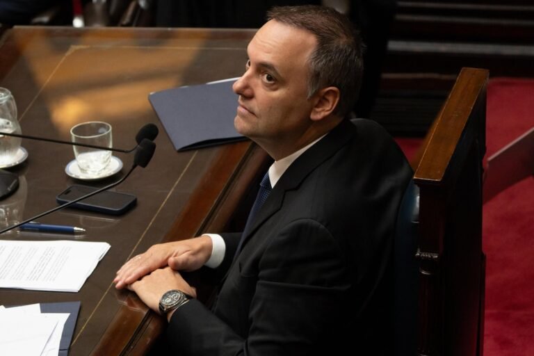Fijan la fecha límite para que Manuel Adorni responda sobre su patrimonio en la Justicia