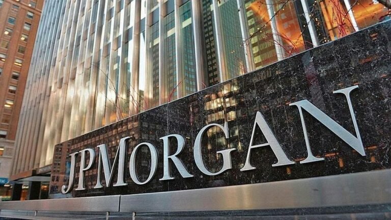 J.P. Morgan rebajó la previsión económica tras una contracción mensual récord