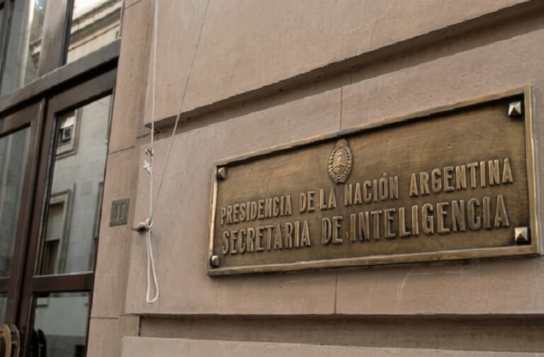 La administración nacional oficializó una modificación en el reglamento interno del personal de la SIDE