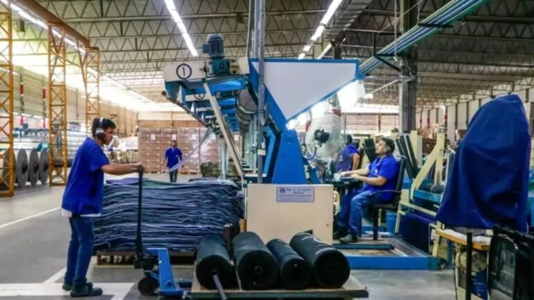 La industria operó al 58,2% de su capacidad instalada en julio y acumuló una baja mensual