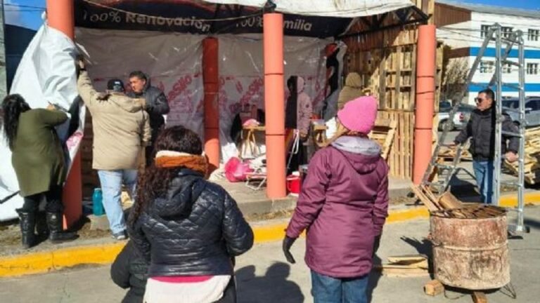 Policías retirados de Tierra del Fuego montaron una carpa frente a la Jefatura de Río Grande y apuntan contra Melella