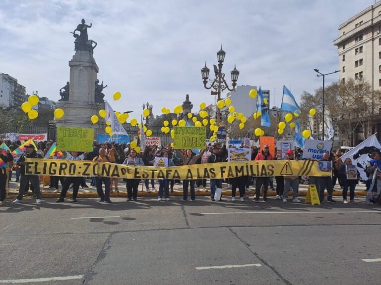 Protesta frente al Congreso de jubilados, personas con discapacidad y endeudados en paralelo al debate en Diputados