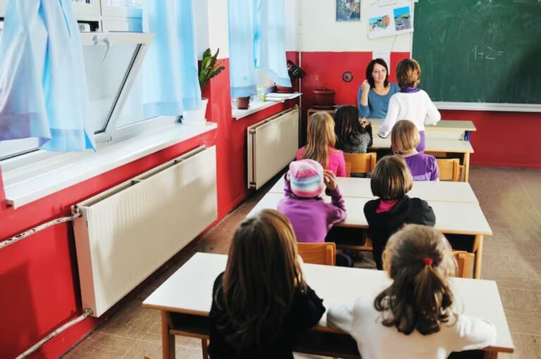 Un informe privado revela que el costo por alumno llega a cuatro millones de pesos y detalla los índices de repitencia y abandono escolar