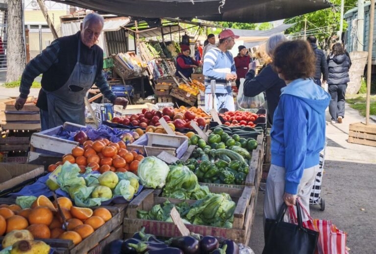 Un relevamiento privado señala que más de tres cuartas partes de los endeudados piden créditos para cubrir alimentos y servicios
