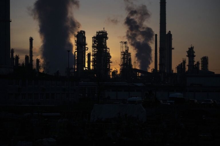El crudo perfora el piso de los 100 dólares tras un guiño de diálogo entre Estados Unidos e Irán