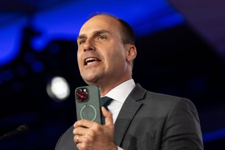 Echaron de la fuerza de seguridad federal brasileña a uno de los hijos de Jair Bolsonaro