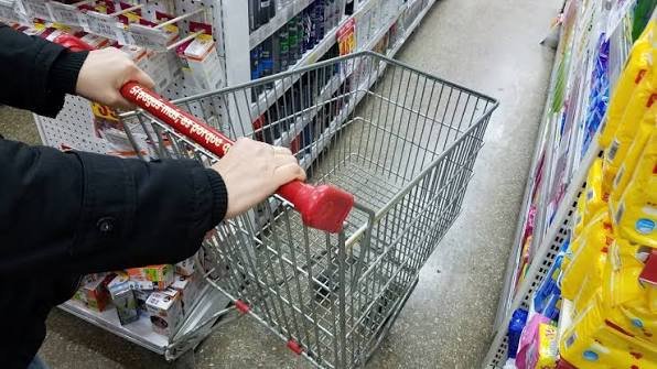Nueve meses de bajas: el consumo privado retrocedió 0,6% interanual en agosto