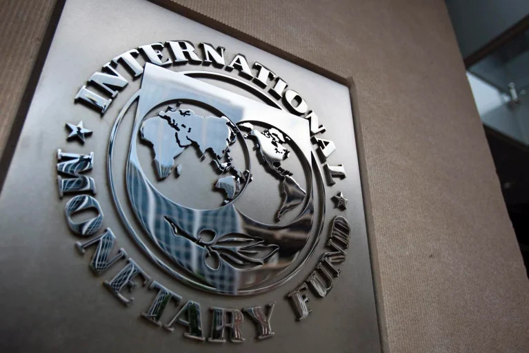 El FMI evalúa el acuerdo con el país en una misión que puede habilitar fondos por 900 millones de dólares