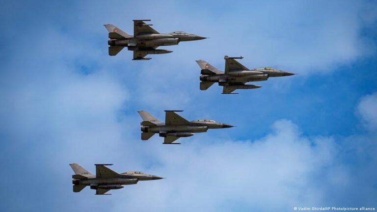Aviones de combate rumanos interceptan y destruyen dos vehículos aéreos no tripulados sobre el mar Negro