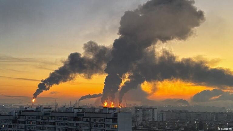 Bombardeo ucraniano a depósito petrolero en Rusia desafía pacto energético entre Trump y Putin