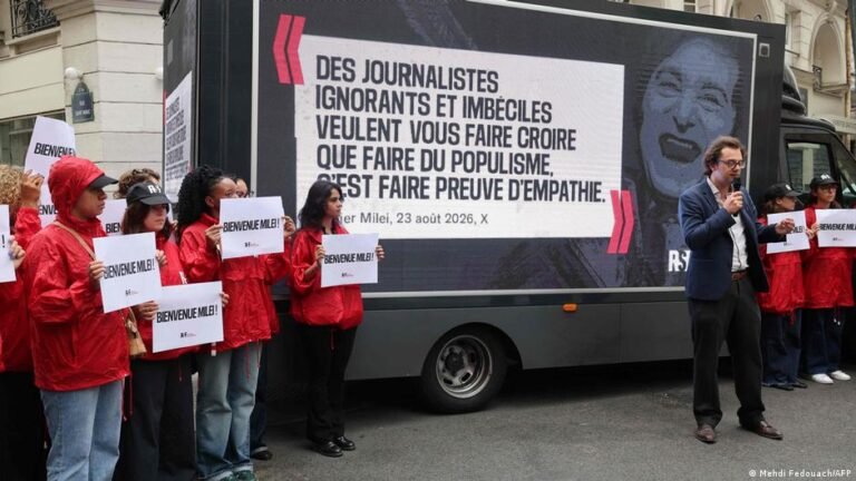 Reporteros Sin Fronteras protesta en París contra las agresiones de Milei a la prensa