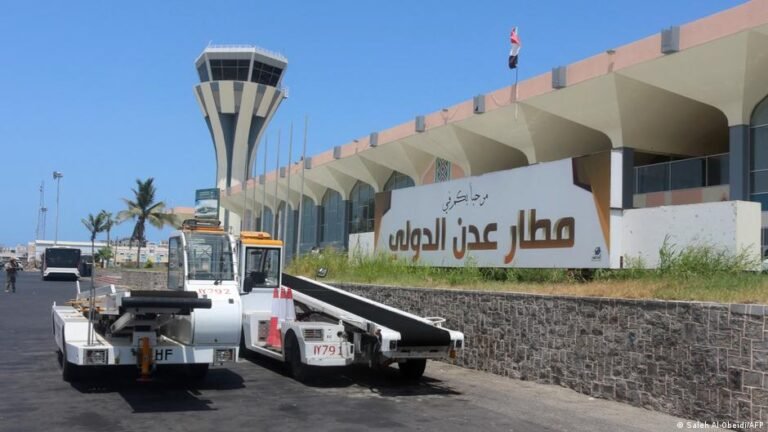 Impactan dos misiles en el aeropuerto de Adén y los rebeldes hutíes se adjudican el hecho