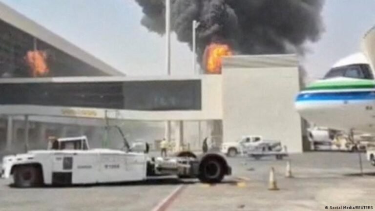 Impacto de misil en la estación aérea de Riad provoca numerosos heridos y caos