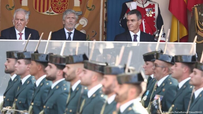 Abuchean al presidente Pedro Sánchez durante la parada militar por la Fiesta Nacional en Madrid