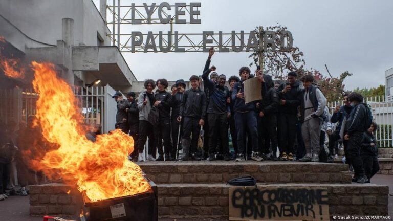 Masiva movilización estudiantil en Francia en reclamo de mejores condiciones escolares