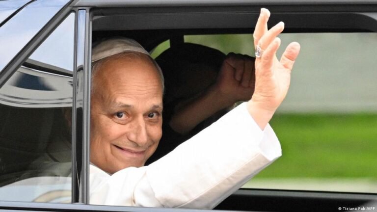 El papa León XIV vuelve al Vaticano luego de recibir el alta médica por su cirugía pulmonar