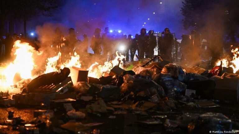 Disturbios y saqueos en París tras masivas protestas contra el costo de vida en Francia