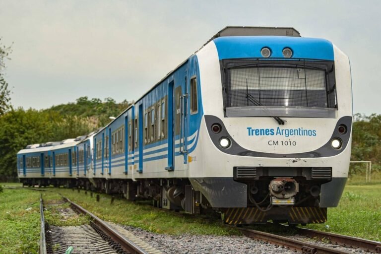 Avanzan con un pago inicial para sumar trenes metropolitanos mediante la Emergencia Ferroviaria