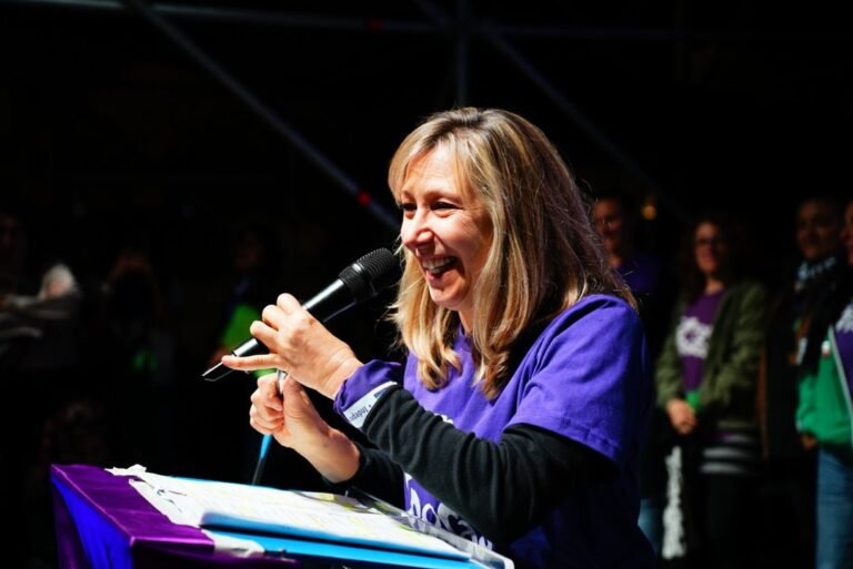 Bregman exigió un paro general a la CGT y a la CTA y llamó a marchar contra el DNU
