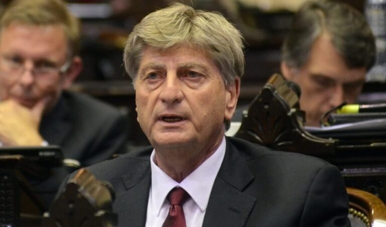 Cuestionan al gobernador pampeano por retenciones salariales a empleados estatales sin afiliación sindical