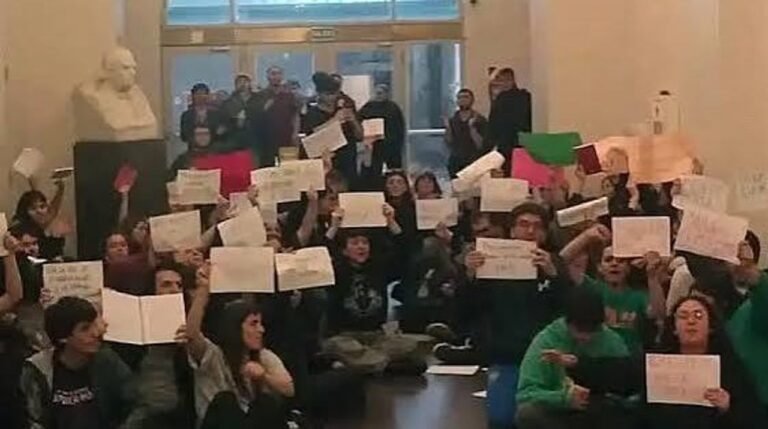 Desalojo policial en el Palacio Pizzurno tras la toma de estudiantes universitarios