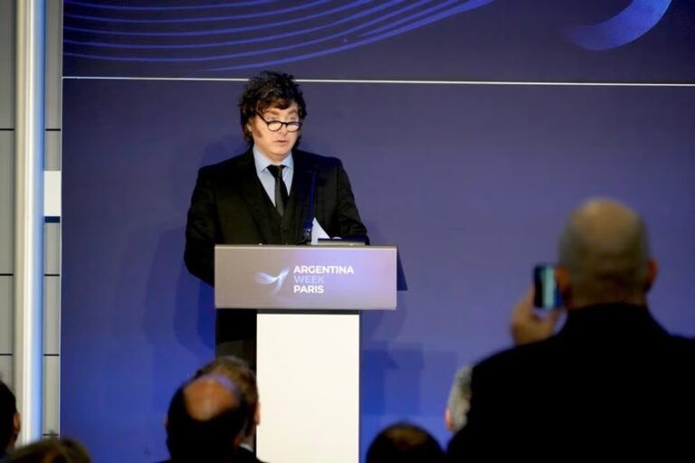 El Presidente regresó al país luego de su paso por el Argentina Week en la capital francesa