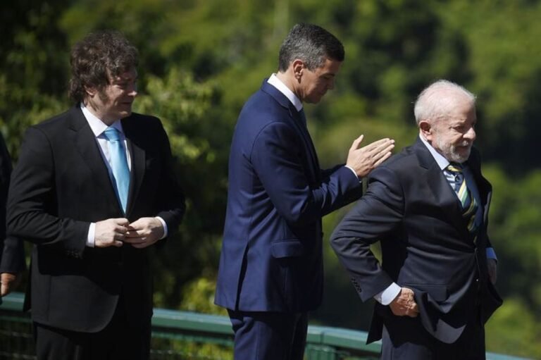 El Presidente saludó desde el balcón de la Casa Rosada y realizó un gesto viral junto a estudiantes