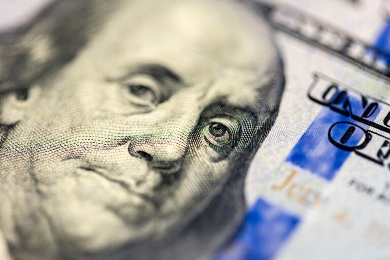 El dólar blue cerró a $1.560 y las cotizaciones financieras operaron en alza