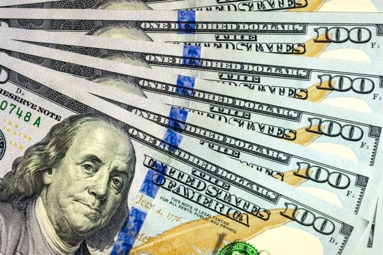 El dólar mayorista y el oficial cerraron la semana con subas en una jornada marcada por un clima externo adverso
