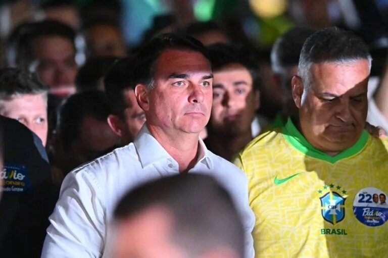 Flávio Bolsonaro impugnará los comicios en Brasil tras caer ante Lula da Silva