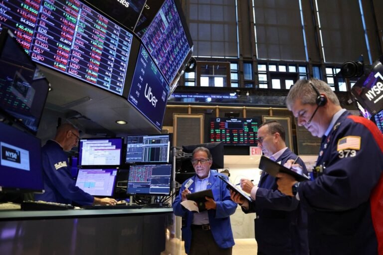 Los mercados financieros operan con altibajos mientras el riesgo país baja a 748 puntos