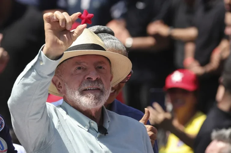 Un sondeo ubica a Lula da Silva al frente de las preferencias de cara a los comicios del domingo en Brasil
