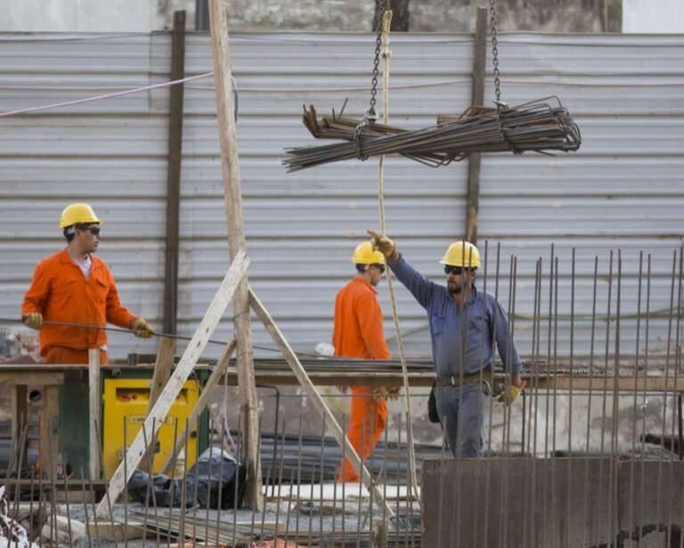 Para el titular de IDESA, el empleo independiente no registrado es el único sector que se expande en el mercado laboral