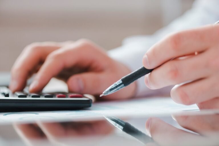 Proyectan hasta cuatro subas salariales para 2026 pero advierten que quedarán por debajo de la inflación