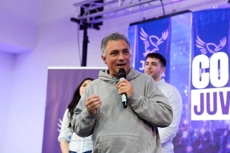 Sebastián Pareja encabezó el cierre del Congreso de la Juventud libertaria en Morón
