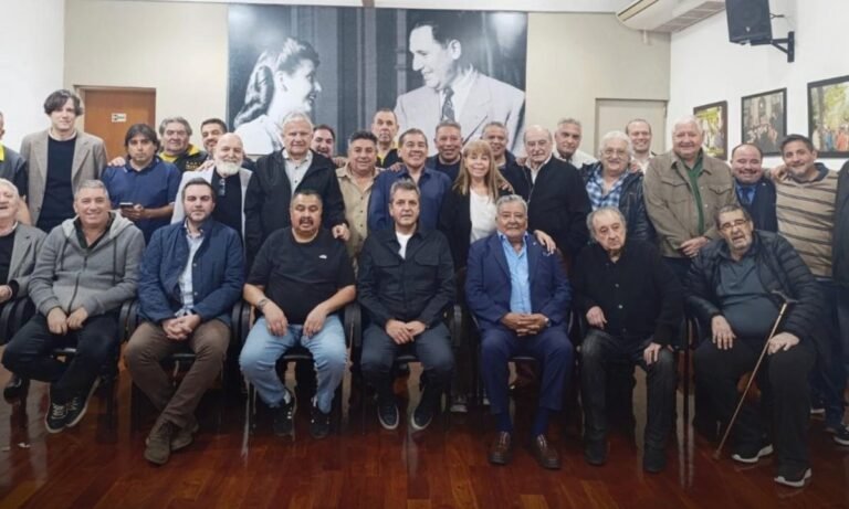 Sergio Massa visitó la sede central de las 62 Organizaciones Peronistas