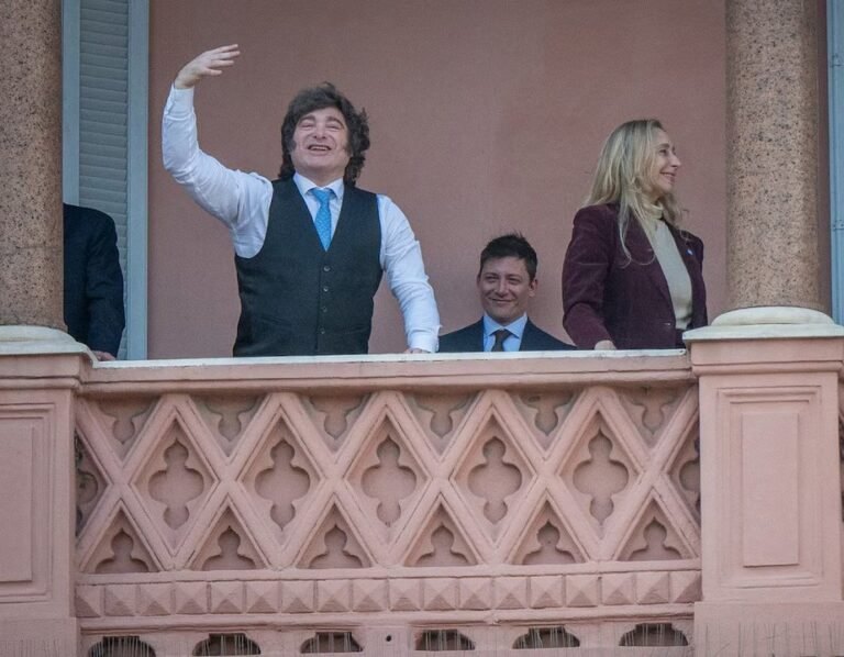 Sondeo nacional ubica a La Libertad Avanza y al peronismo en paridad de intención de voto para 2027