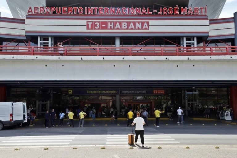 A pesar de la falta de combustible y la caída del turismo, algunas aerolíneas continúan volando a Cuba