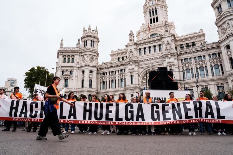 Multitudinaria protesta en España contra el costo habitacional tras el revés legislativo