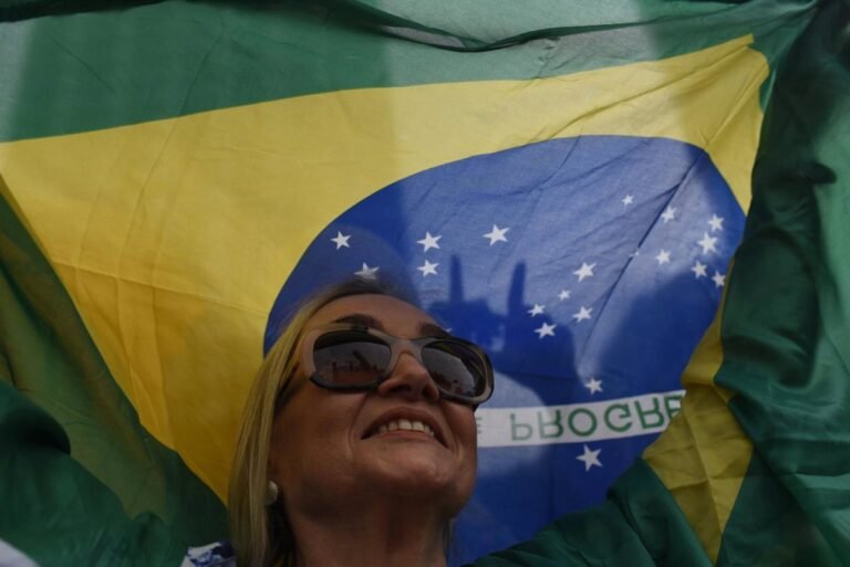 Elecciones en Brasil: Flávio Bolsonaro aventajó a Lula y habrá segunda vuelta