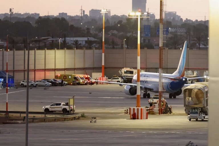 Suspenden el puente aéreo de evacuación entre Emiratos Árabes e Israel por un confuso episodio en pleno vuelo